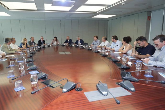 Los responsables portuarios y los miembros de la Comisión de Territorio del Parlament, reunidos este miércoles en el Puerto de Barcelona