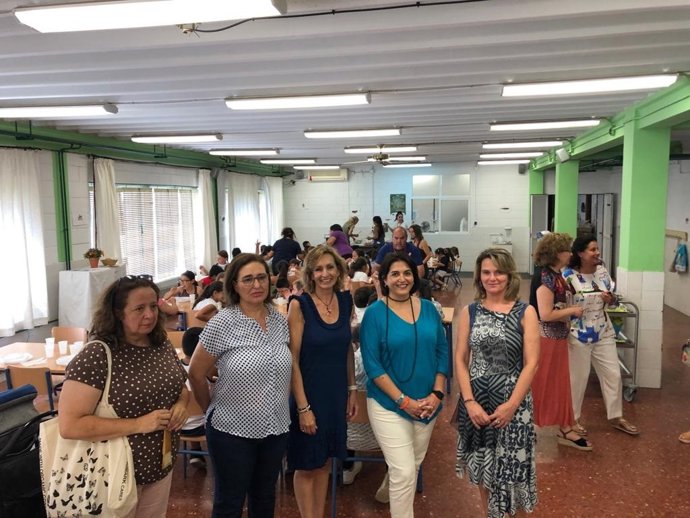 Troncoso (centro), en su visita al CEIP Antonio Gala