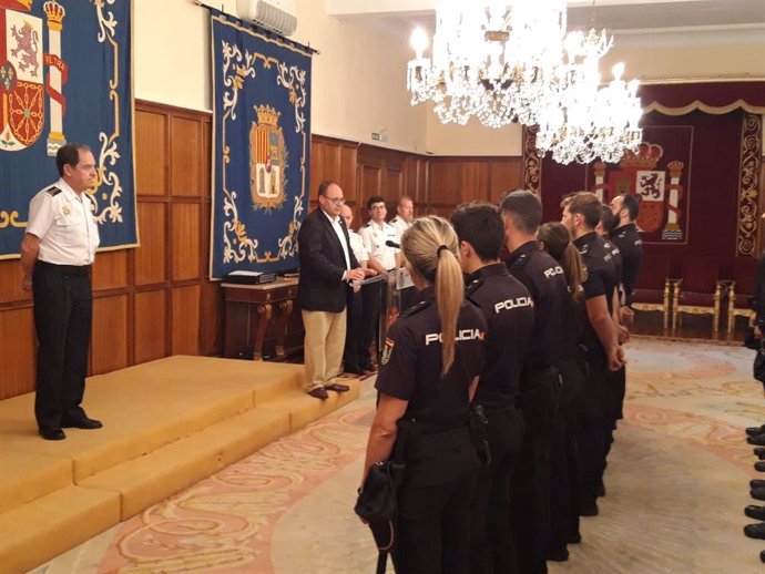 Los 19 nuevos agentes del Cuerpo Nacional de Policía de Teruel en el acto de bienvenida este miércoles.