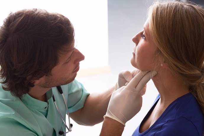 Mujer, médico, consulta, tiroides, garganta, ganglios