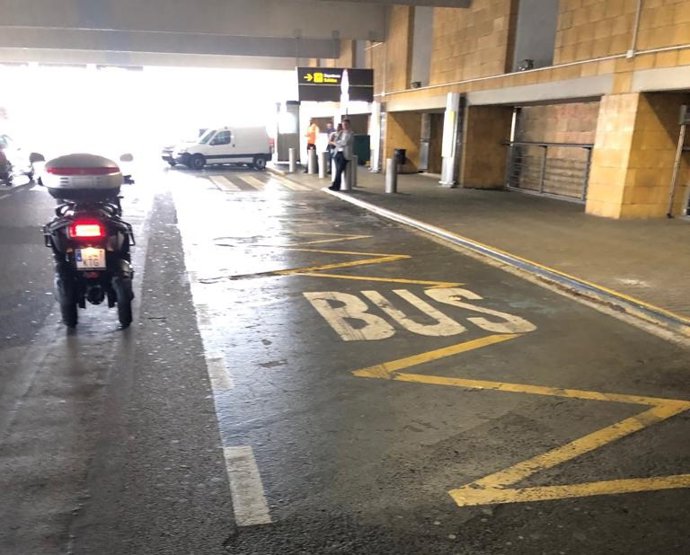 Antigua parada de Tussam en el aeropuerto destinada ahora a los autobuses turísticos