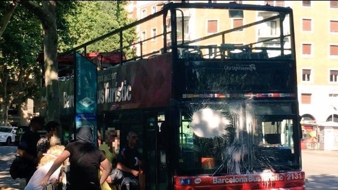 Atac amb pintura de dos encaputxats a un Bus Turístic