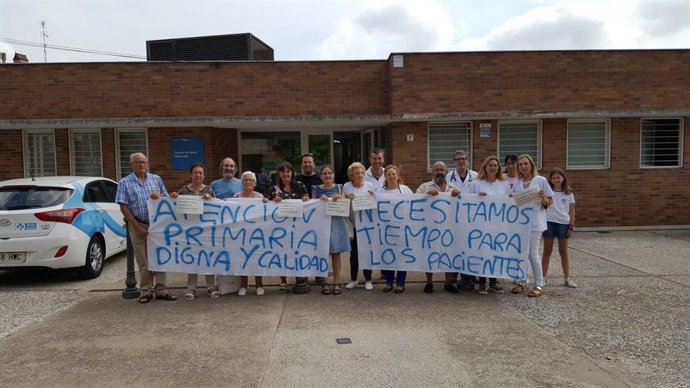Imagen de una de las protestas de profesionales de Atención Primaria ante un centro de salud de Logroño.