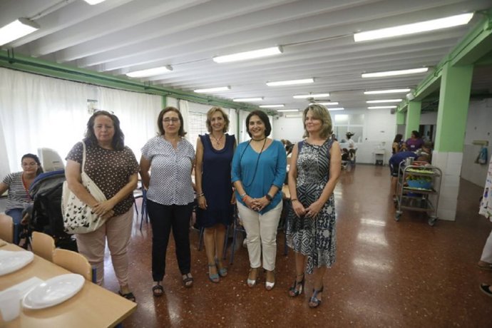 Timoteo (segunda por la dcha.), en su visita al CEIP Antonio Gala