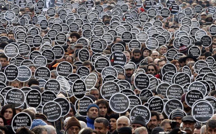 Manifestación silenciosa en Estambul en el aniversario del asesinato del periodista Hrant Dink