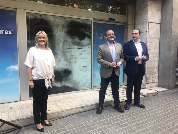 Mari Mar Blanco, Alejandro Fernández Y Daniel Serrano Frente A La Sede Del PP Catalán