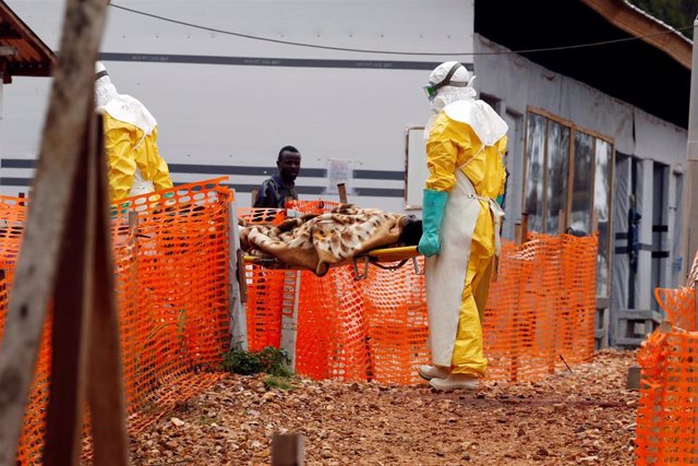 Trabajadores sanitarios trasladan a un nuevo paciente de ébola en RDC.