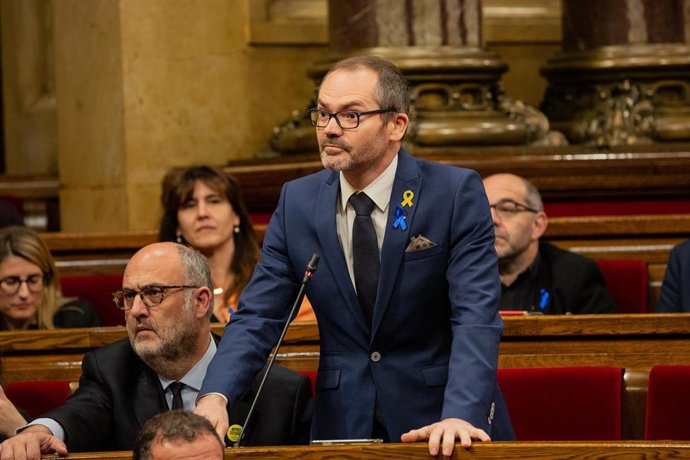 El diputado de Junts per Catalunya, Josep Costa, durante su intervención desde su esxcaño en el pleno del Parlament. 