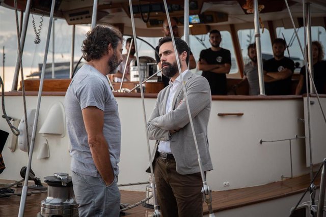 Òscar Camps Y Roger Torrent Se Reúnen A Bordo Del 'Astral' En El Puerto De Badalona