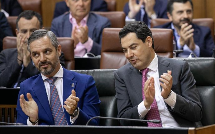 Juanma Moreno y Juan Bravo durante la sesión plenaria de este miércoles