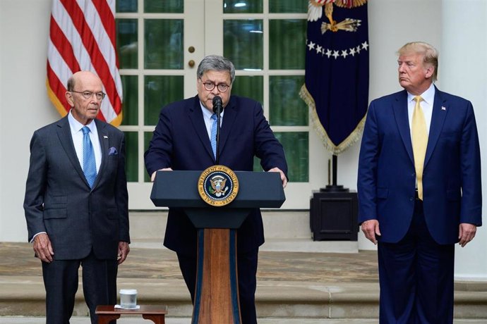 El fiscal general, William Barr, el secretario de Comercio, Wilbur ross, y el presidente, Donald Trump.