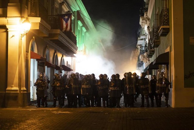 Policía de Puerto Rico durante una manifestación para exigir la dimisión del gobernador.   
