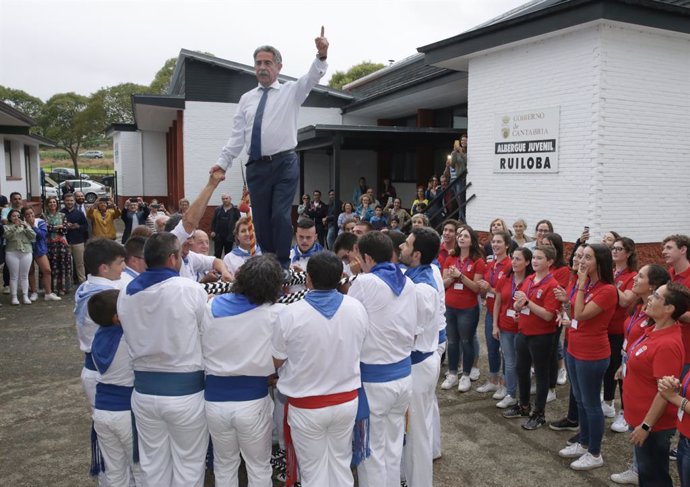 El presidente de Cantabria, Miguel Ángel Revilla, recibe a 40 jóvenes descendientes de emigrantes  cántabros