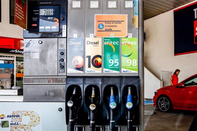 Mangueras de una máquina expendedora de carburante en una gasolinera de Madrid.