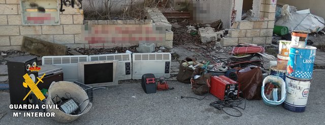 Material recuperado tras la detención de tres menores.