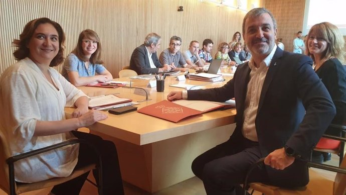 Ada Colau y Jaume Collboni en su primera Comisión de Gobierno