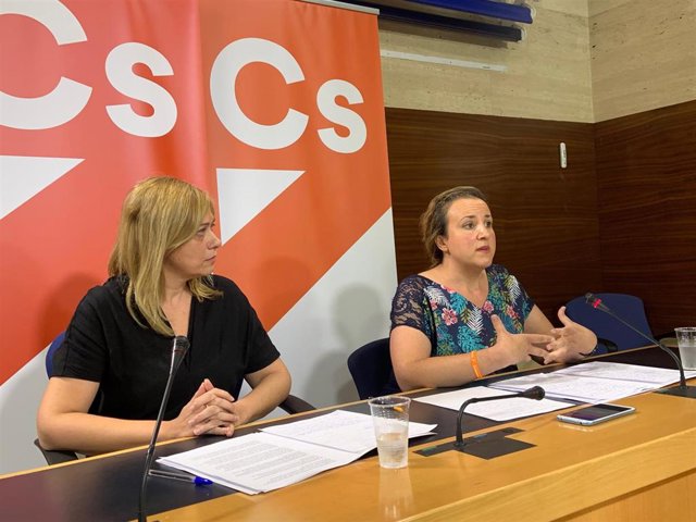 La portavoz de Cs, Carmen Picazo, y la diputada de Cs, María Ángeles Rosado, en rueda de prensa.