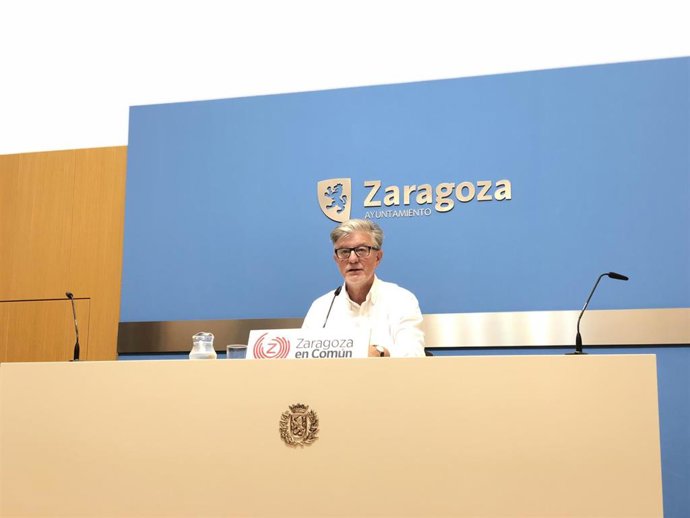 El portavoz del grupo municipal de Zaragoza en Común, Pedro Santisteve, este jueves en rueda de prensa en el Ayuntamiento.