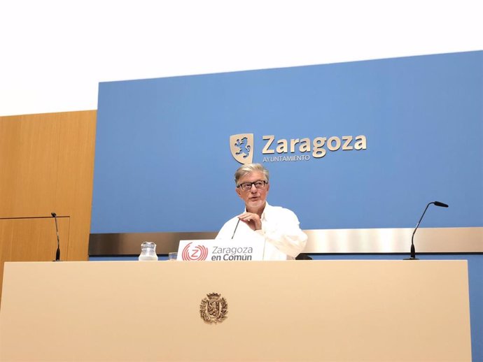 El portavoz del gupo municipal de Zaragoza en Común (ZEC), Pedro Santisteve, en rueda de prensa este jueves en el Ayuntamiento.