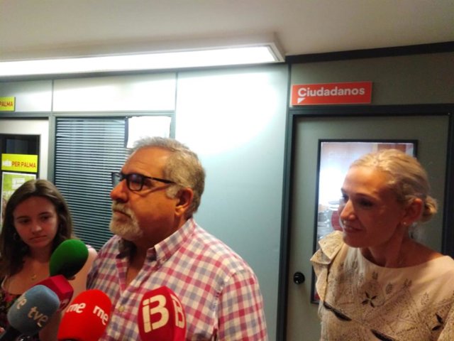 Josep Luís Bauzà y Eva Pomar en un areuda de prensa en Cort.