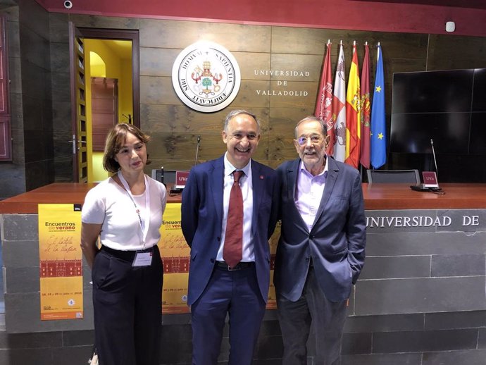 Javier Solana (D) junto al rector de la UVA, Antonio Largo (centro) y la vicerrectora de Comunicación, Carmen Vaquero (I).