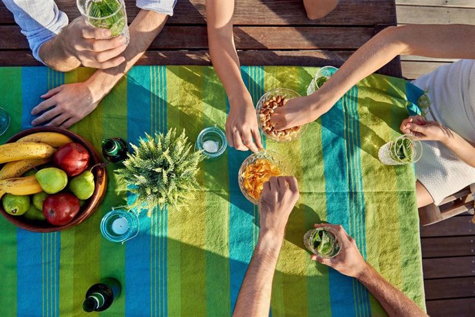 Gente consumiendo aperitivos