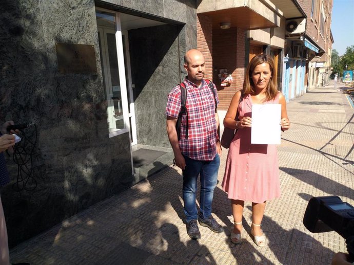 Los concejales de IU en Segovia, Ángel Galindo y Ana Peñalosa, presentan el recurso contencioso electoral en el Juzgado número 5 de Segovia.