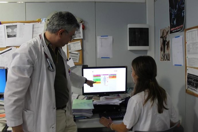 Profesionales de la salud revisan el sistema personalizado en el tratamiento de las enfermedades crónicas complejas