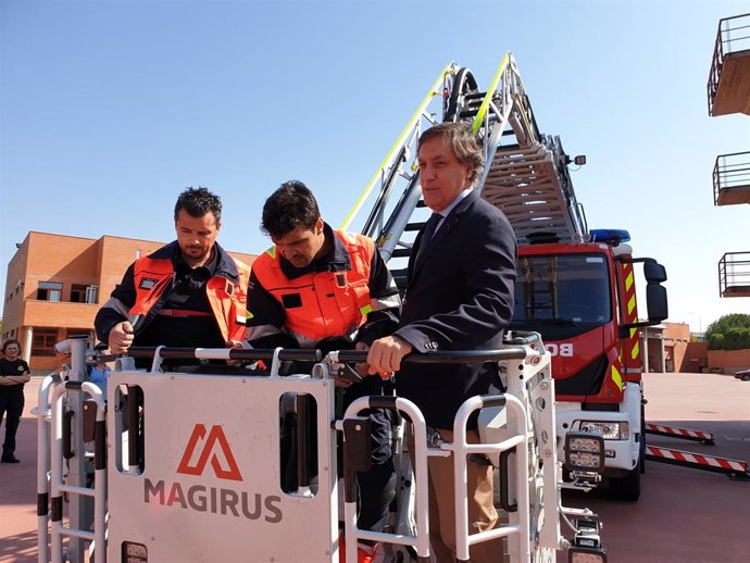 El alcalde (D) con los bomberos.