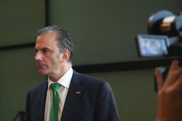 El candidato de VOX a la alcaldía de Madrid, Javier Ortega Smith, a la salida de la sesión Constitutiva de la XI Legislatura de la Asamblea de Madrid