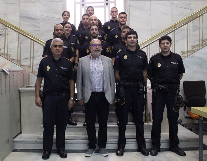El subdelegado con los alumnos y otros agentes de la Comisaría de Soria.