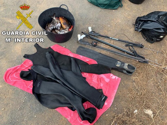 Material y especies marinas pescadas en zona protegida