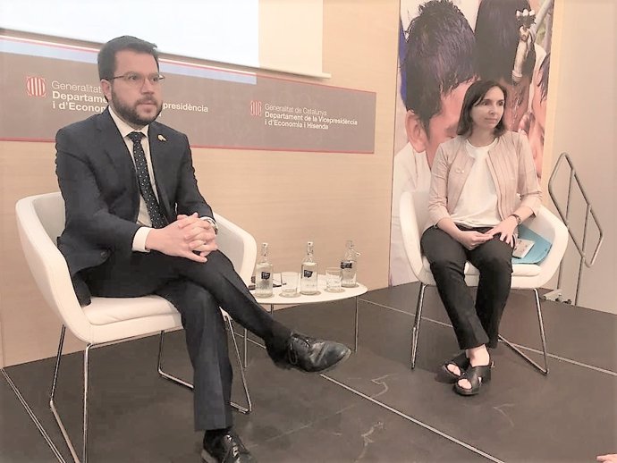 El vicepresident de la Generalitat, Pere Aragons, i la directora general d'anlisi econmica, Marta Adobo, aquest dijous
