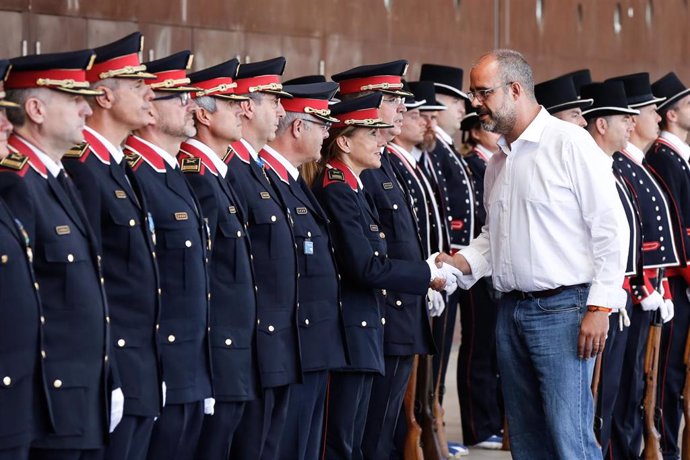 El conseller de Interior de la Generalitat de Catalunya, Miquel Buch, saluda algunos de los agentes de Mossos d'Esquadra galardonados en el acto central del Dia de les Esquadres en Barcelona en el que se reconoce la profesionalidad del cuerpo de Mossos.