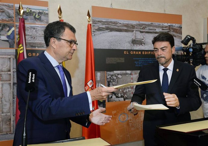 El alcalde de Murcia, José Ballesta, y el alcalde de Alicante, Luis Barcala, firman el Manifiesto para la financiación local de las grandes ciudades del Sureste español.