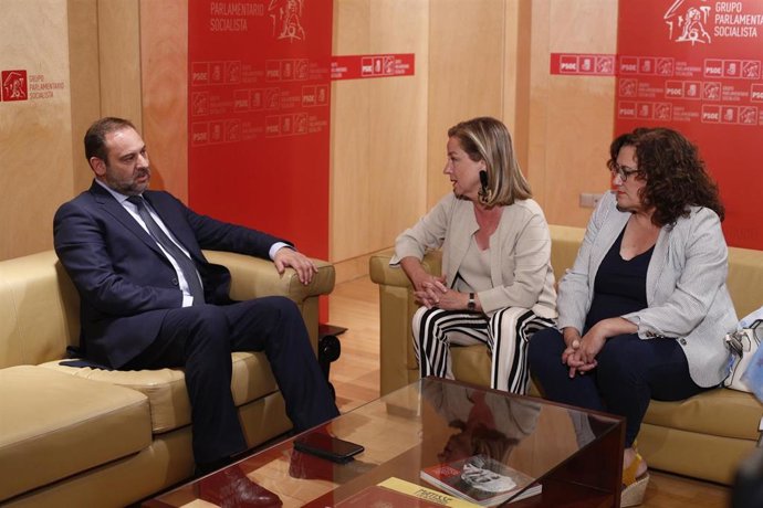 El secretario de Organización y ministro de Fomento en funciones, José Luis Ábalos, se reúne con Ana Oramas de Coalición Canarias (centro de la imagen)