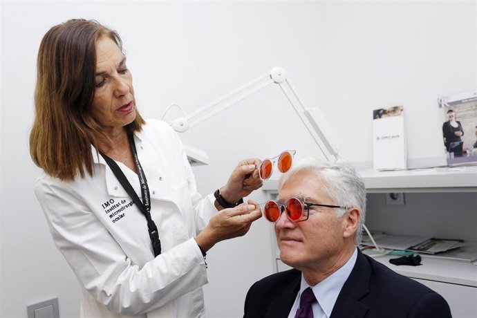 Doctora del Instituto de Microcirugía Ocular probando a un paciente los filtros de protección solar