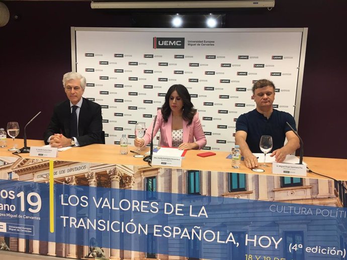 Suárez Illana (i), Rodríguez Escanciano y Quintana Paza, en la inauguración del curso.