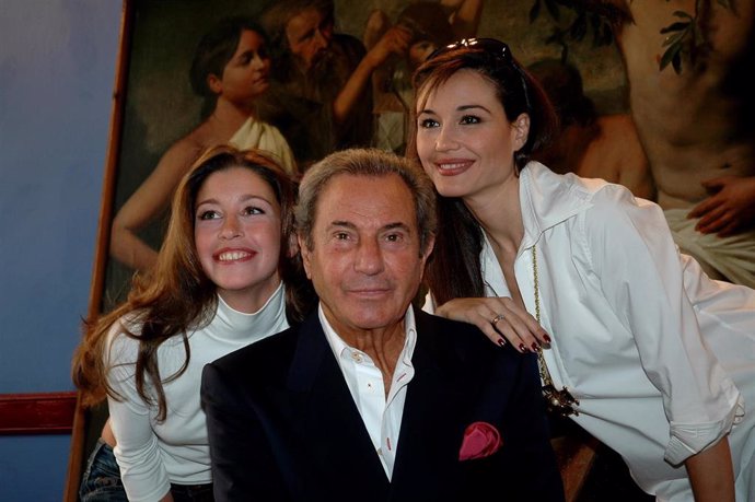 Imagen de archivo de la actriz Eva Serrano, el actor Arturo Fernández y la actriz Juncal Rivero, en el estreno de la obra teatral 'Desconcierto' en 2005.