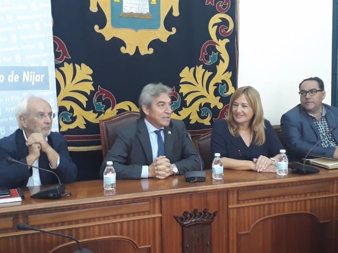 El delegado de Gobierno en Andalucía, Lucrecio Fernández, junto a la alcaldesa de Níjar, Esperanza Pérez