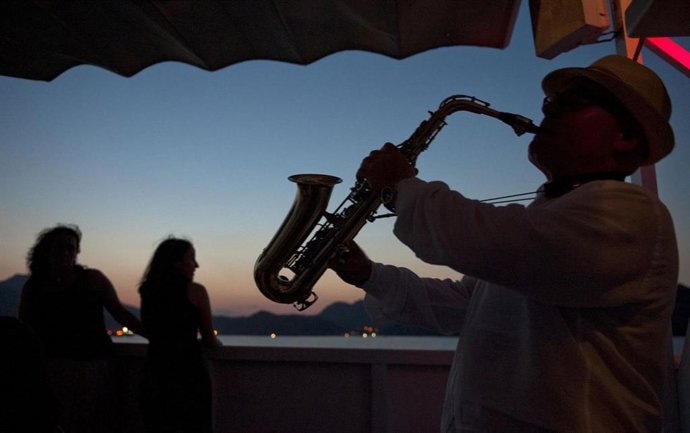 Foto archivo de los paseos en barco al atardecer con música en directo en Cartagena