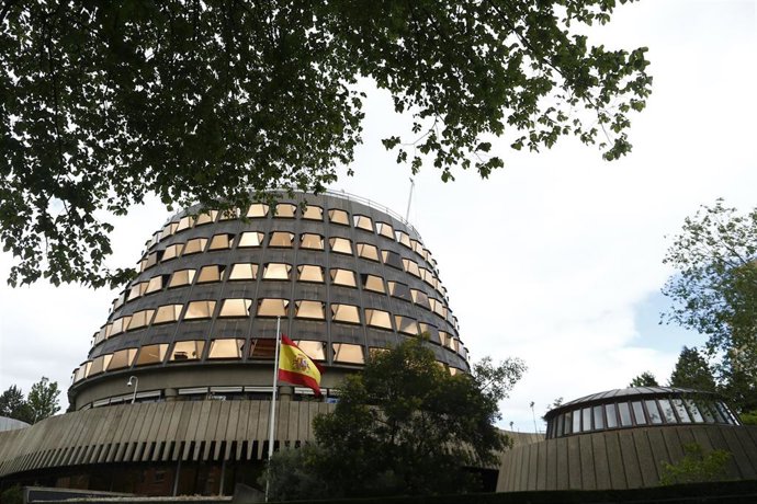 La bandera de España ondea en el Tribunal Constitucional
