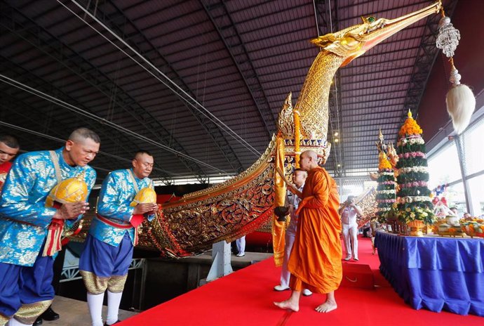 Un monje budista en una ceremonia en un museo de Bangkok