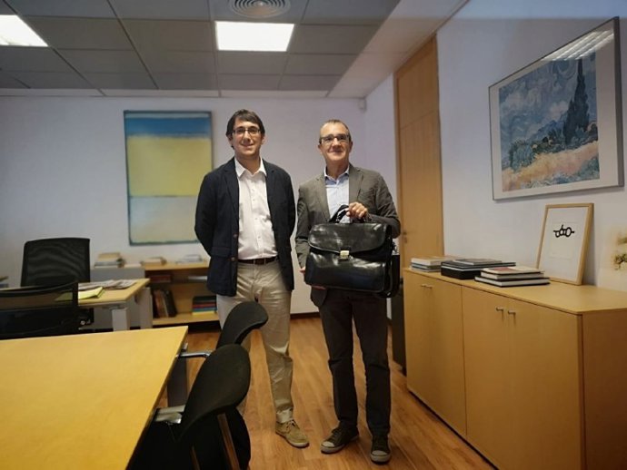 El conseller de Modelo Económico, Turismo y Trabajo, Iago Negueruela, traspasa la cartera de competencias al vicepresidente y conseller de Transición Energética y Sectores Productivos, Juan Pedro Yllanes