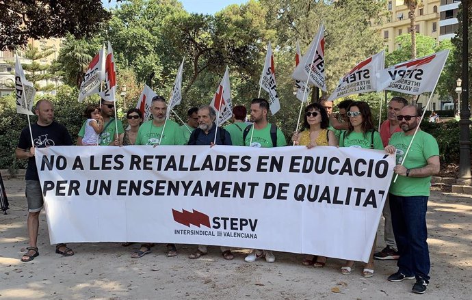 Protesta del sindicat STEPV davant el TSJCV per la suspensió de la reducció de rtios en Infantil en diverses localitats