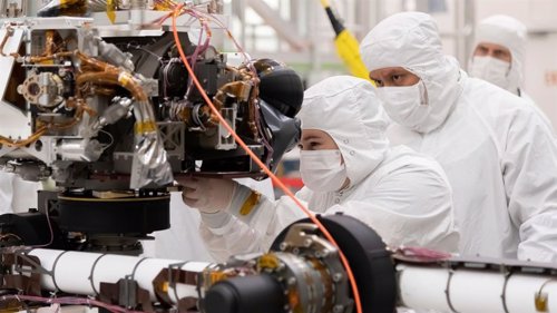 Instalación de equipos en la torreta del rover Mars 2020