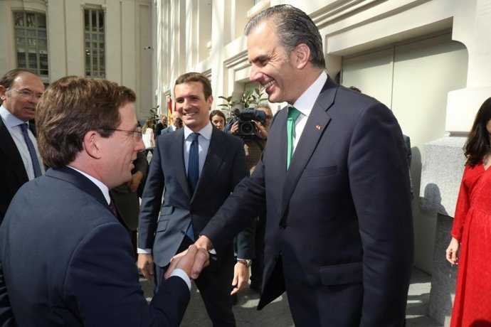 Imagen de archivo del alcalde de Madrid, José Luis Martínez-Almeida, y el portavoz de Vox, Javier Ortega Smith, se saludan en el Palacio de Cibeles.