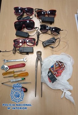 Efectos intervenidos a una pareja detenida en Granada