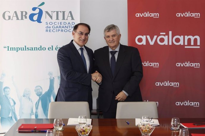 Javier González de Lara, presidente de Garántia, y Pedro Díaz Martínez, presidente de Aválam, firman convenio colaboración