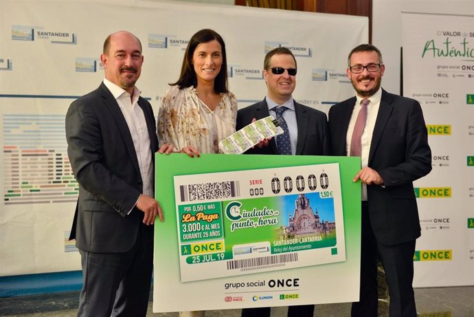 Presentación cupón ONCE con el reloj del Ayuntamiento de Santander del sorteo del 25 de julio